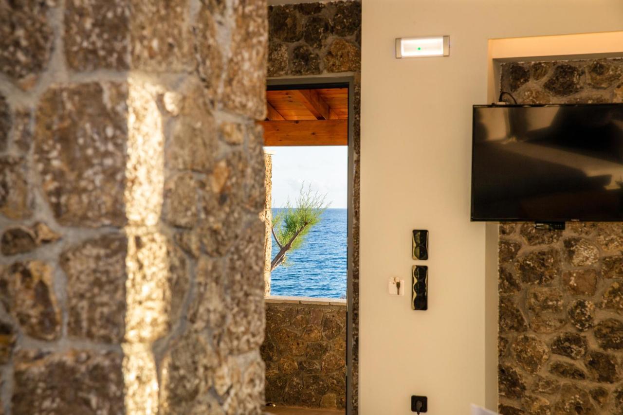 Black Rocks Family, Luxury Seafront Beach Maisonette Agios Gordios  Esterno foto