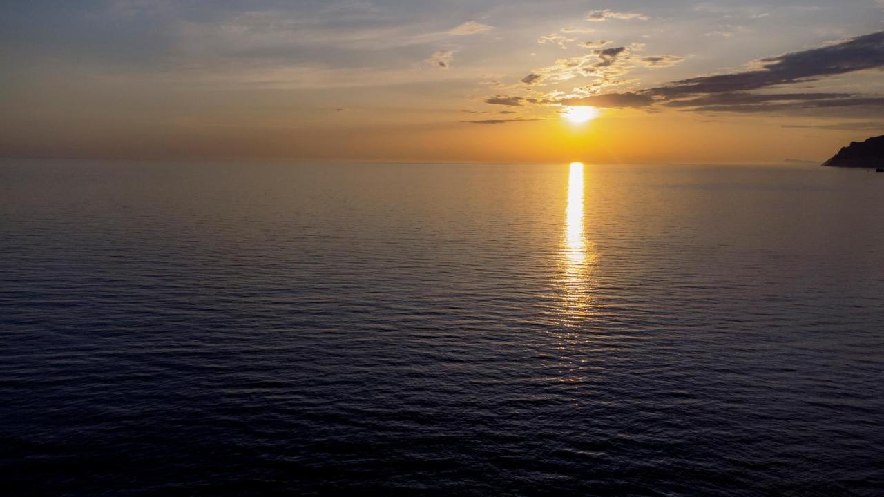 Black Rocks Family, Luxury Seafront Beach Maisonette Agios Gordios  Esterno foto
